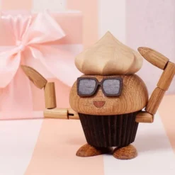 Woodies Carrie Cupcake träddekoration 8 cm ek